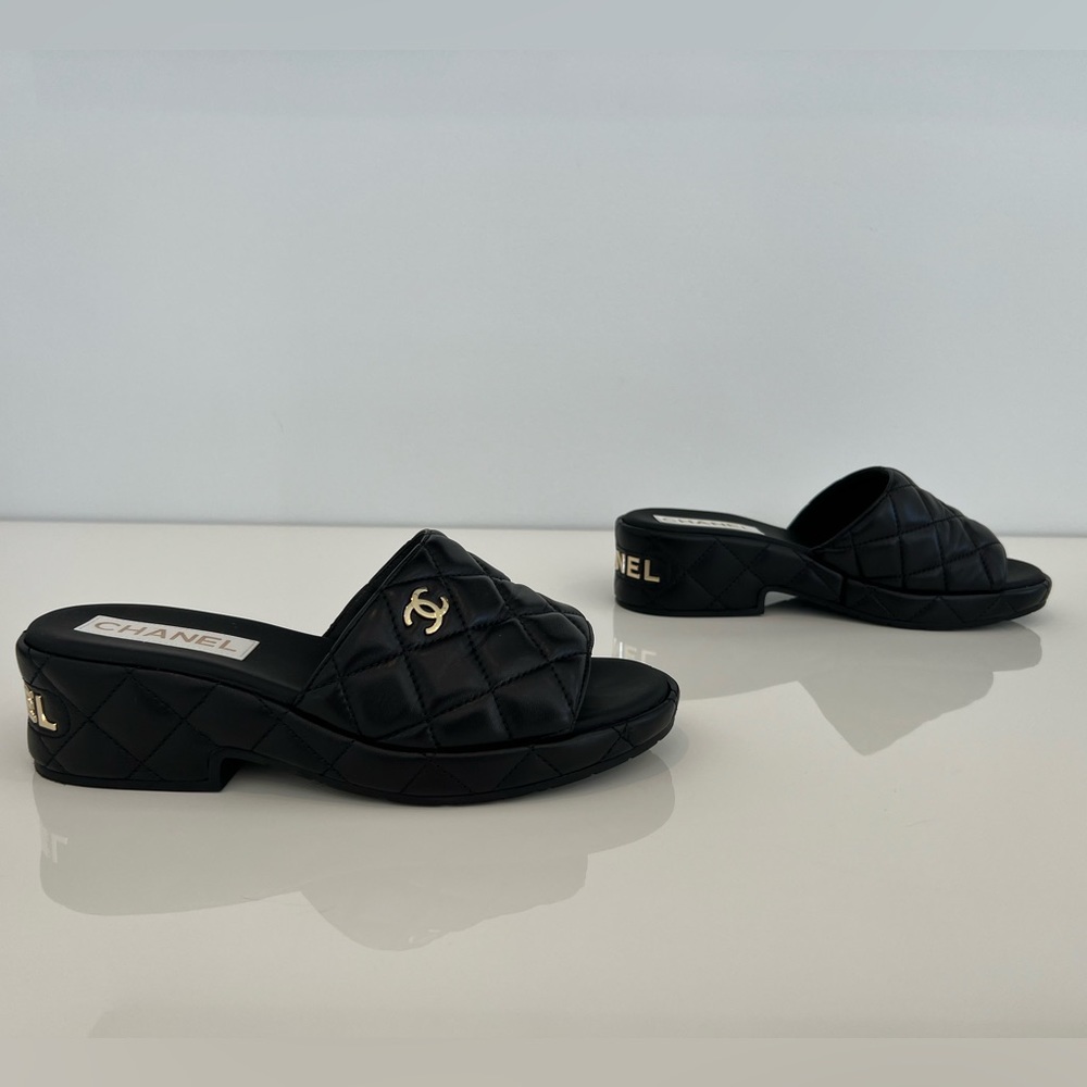 CHANEL 23C BLACK LEATHER PLATFORM SLIDE SANDALS SIZE IT 38 / US 8 - Picture 11 of 15